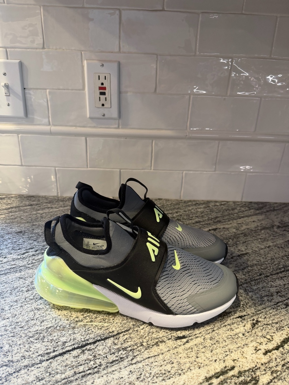 Youth Nike Air Max 270 Extreme Smoke Grey/Volt CI1108-002 Size 7/Women’s 8.5